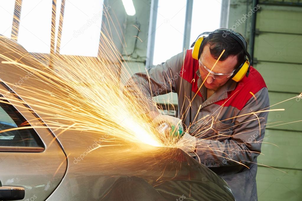 Karosseriearbeiten am Fahrzeug