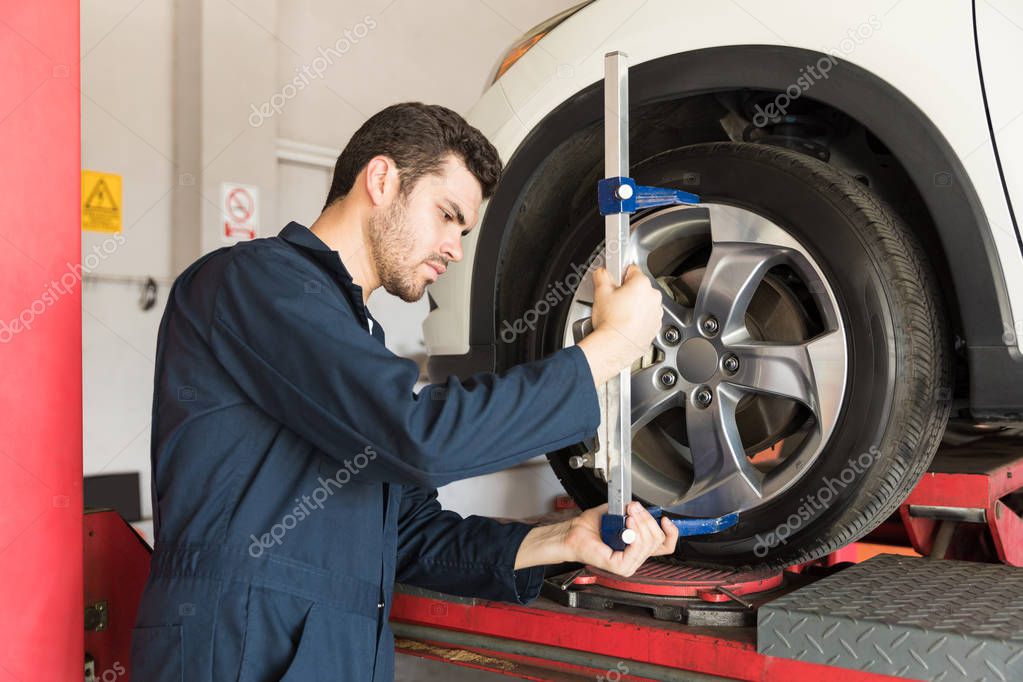Fahrzeug auf einer Achsvermessungsbühne in der Werkstatt