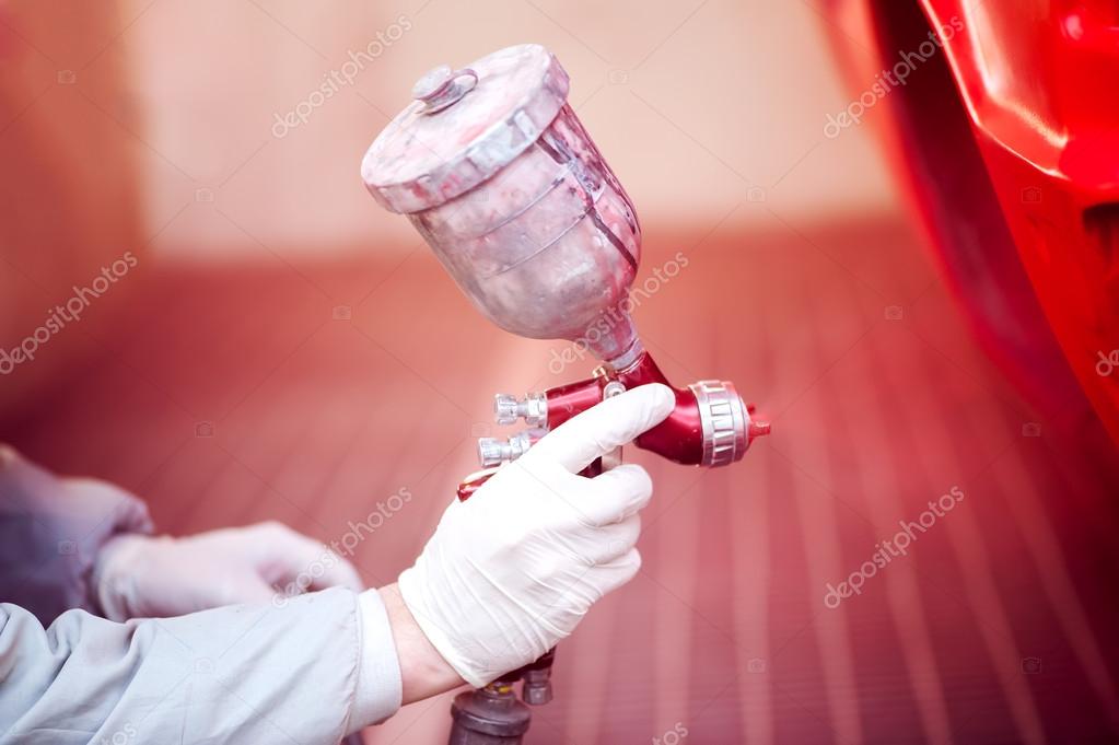 Fahrzeug in Lackierkabine